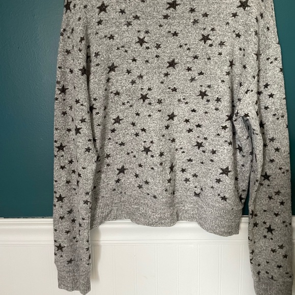 Hollister! grey and black star sweater/thicker long sleeve - Picture 4 of 4